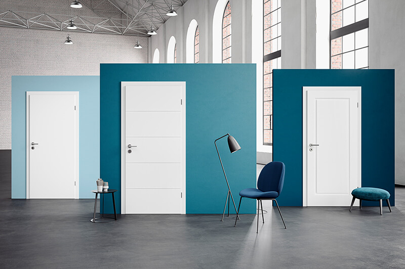 Glatte Türen, Design- oder Stiltüren. In Polarweiß, mit Lack- oder CPL-Oberfläche, passend zu hochweißen Wandfarben.